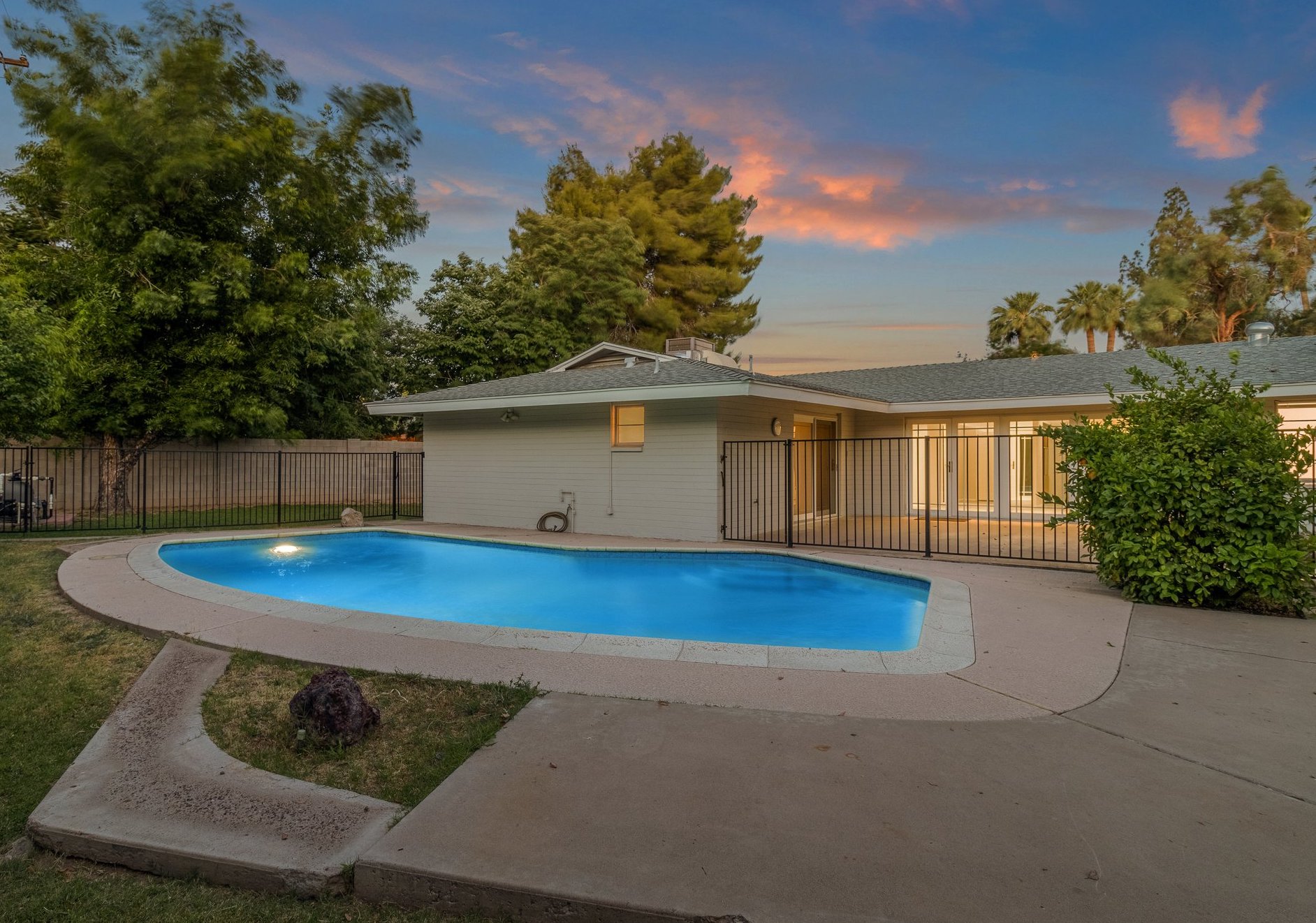 Mid-Century 4 bed with pool – Sun View Estates